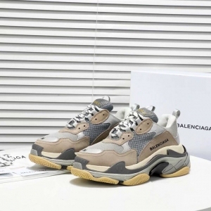 Men/Women Balenciaga Triple S Clear Sole Khaki Sneaker Item 6380340