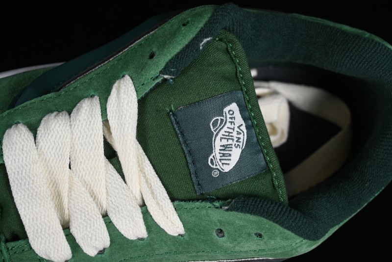 Vans Classics Knu Skool Retro Sneakers with Enlarged Toe and Thickened Tongue - VN0009QCLC2