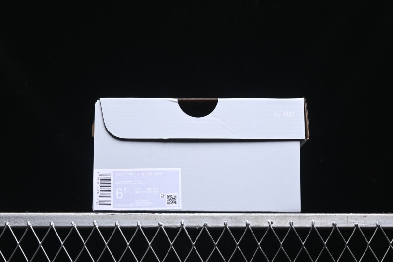 Nike Air Force 1 '07 Low Top Sneakers with Full-Grain Leather and Air Cushion - DQ7569-102