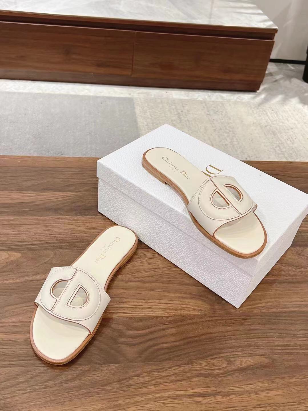2025 Women Dior White Leather Slippers LY00260
