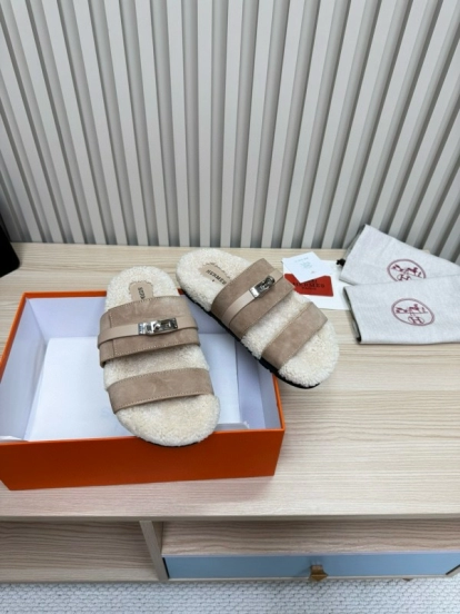 2024 Slippers Hermès Beige Shearling Leather Slippers