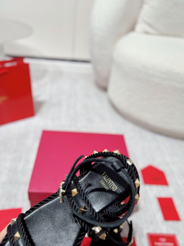 2025 Women Valentino Black Leather Sandals Studded LY00250