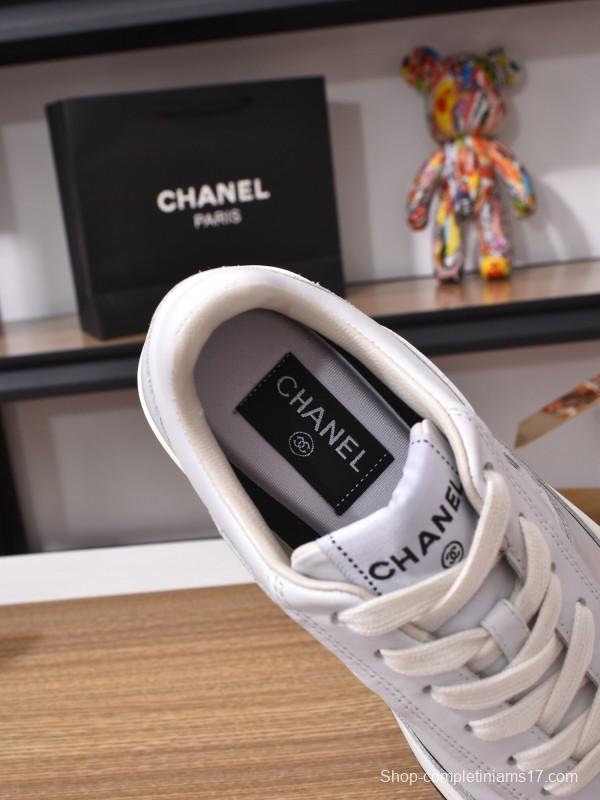 Chanel Loafers Classic Style with Gradient Logo and Platform Sole - KFY00350